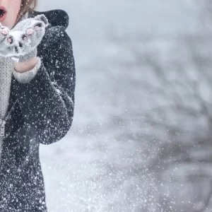 girl wearing winter gloves in winter season