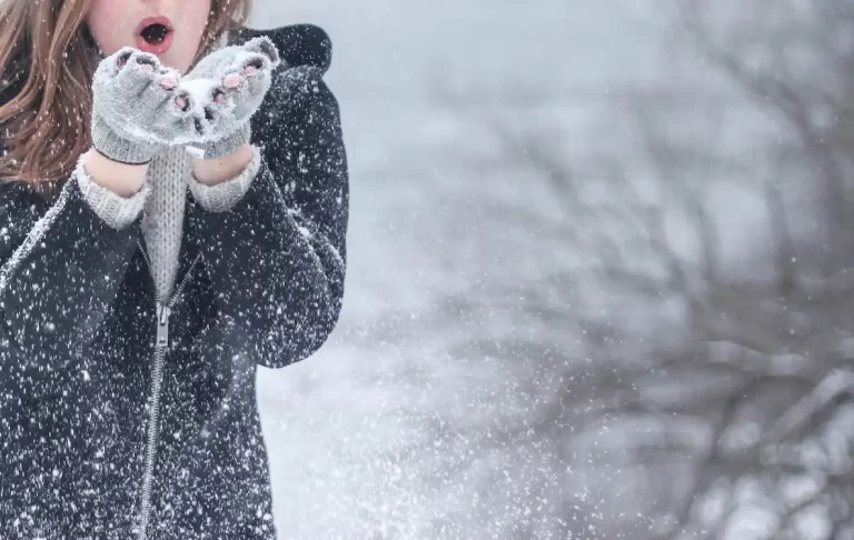 girl wearing winter gloves in winter season